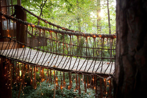 culturenlifestyle:  Beautiful Cozy Tree House Located in an Atlanta Backyard Located in his backyard, architect and environmentalist Peter Bahouth designed a dream treehouse linked by bridges in the Atlanta forest. Symbolizing “mind,” “body,”