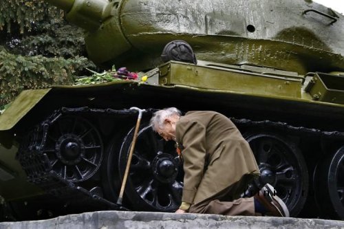 enrique262:  2008, a russian WWII tank veteran finds the very same tank he fought in as a monument in a small russian town. Source.