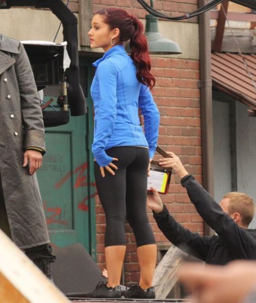 yogapantsgirlz:  Re-blog if you like yoga pants.