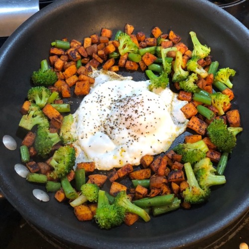 healthacceptance:Breakfast! •one fried egg  •sweet potato hash  •broccoli  •green beans