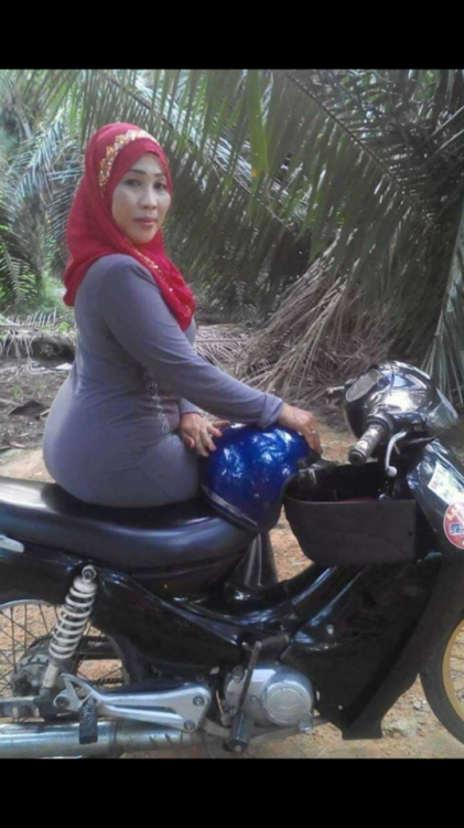 malayauntiehot: milfy666: Milf mana ni woii . Geram nk jilat lubang jubo Dap Kl tak silap
