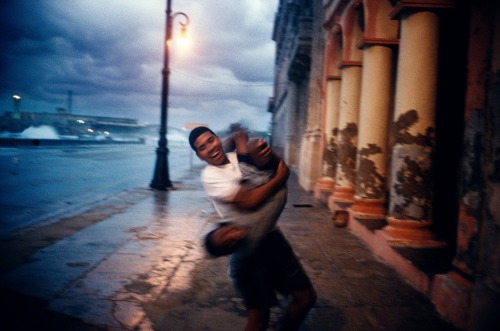 ouilavie: Alex Webb. Cuba. Havana. 2002. Playing in the street.