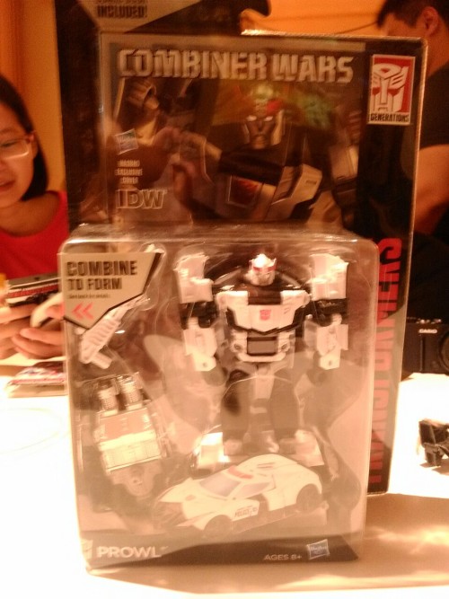 Hasbro borrowed CW Prowl, Skywarp and Rodimus for TFND forum gathering. goingloco look! 