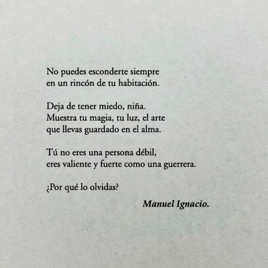 estoysanando: el-chico-de-la-poesia:  No puedes esconderte siempre en un rincón de tu habitación. Deja de tener miedo, niña.Muestra tu magia, tu luz, el arte que llevas guardado en el alma. Tú no eres una persona débil, eres valiente y fuerte como