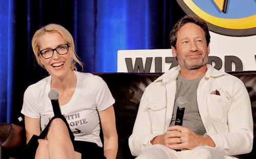 gilliankatic:Gillian Anderson and David Duchovny onstage during Wizard World Comic Con Chicago 2016 