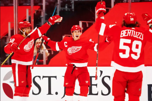 Red Wings [4] Hurricanes [2]