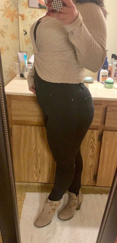 myflowerjasmine:  coveredsunshine:  😊Thick    Very cute   Gorgeous 