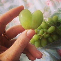 lucywarman:  What!!!! #grapes #heart #healthysnack