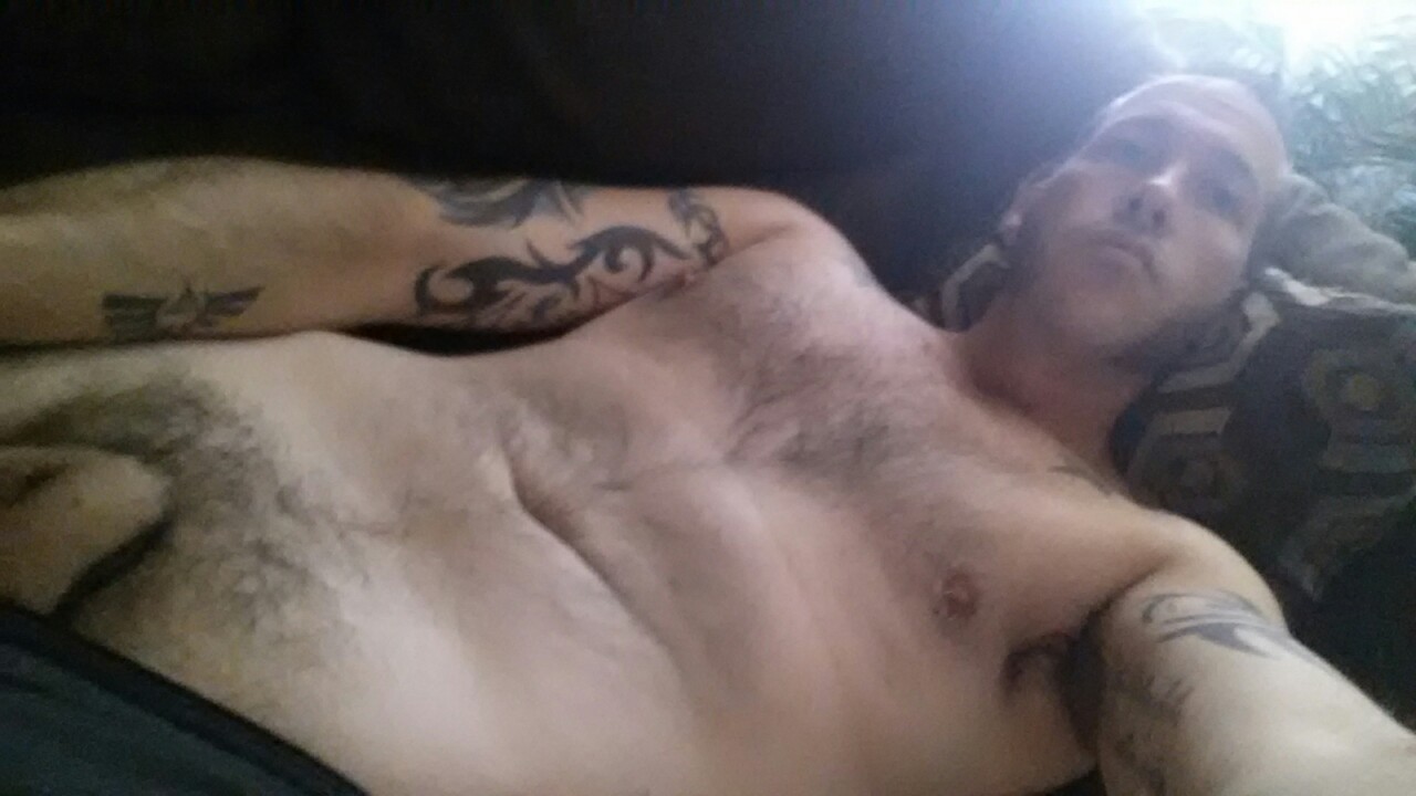 straightandgaymers:  herobois:  teal00:  Game time!  Nice triforce tattoo :)  And