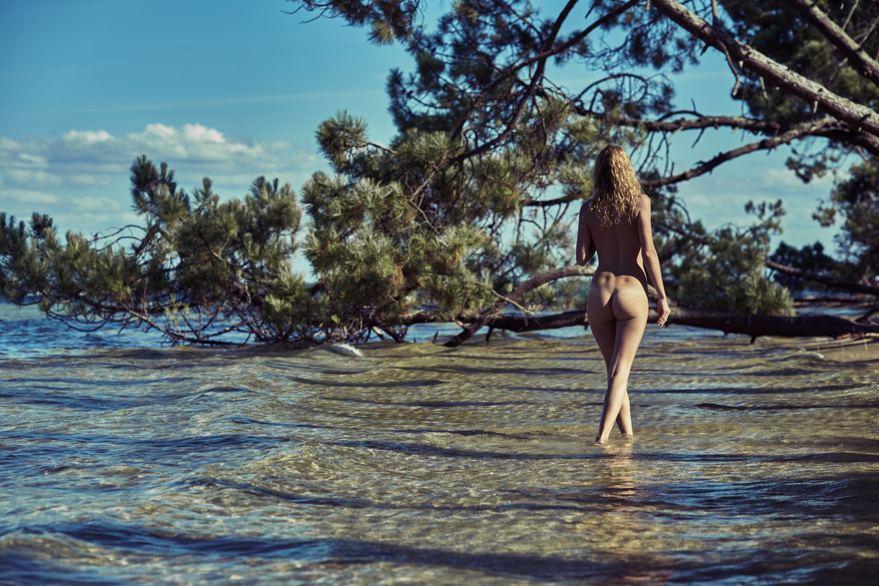 iwishitookthese: b-authentique:   Clarisse by Emmanuel Grignon  Keep reading   .