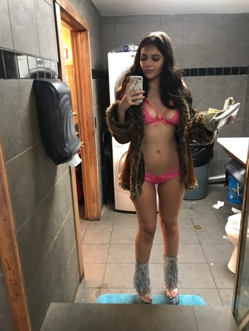 Porn stripper-locker-room:  minutes before i got photos