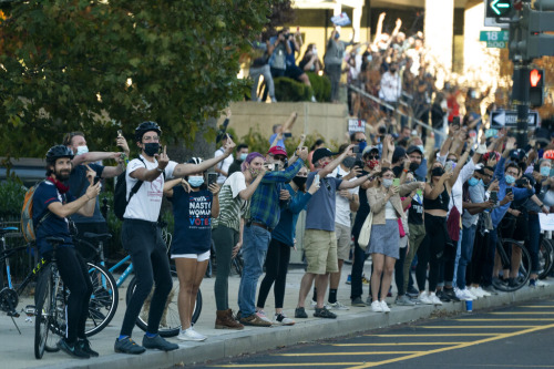 katy-l-wood:xipiti:A loser greets his public upon returning from the golf course (Getty image)His public: 🖕🖕🖕🖕🖕🖕🖕🖕 (Evan Vucci/AP)(Getty)Perfection.