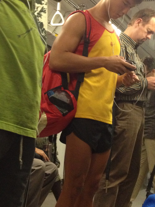 jgvansg:  who can tell me who is this HC boy? why did he wear so skimpy on the train?  nice thighs…