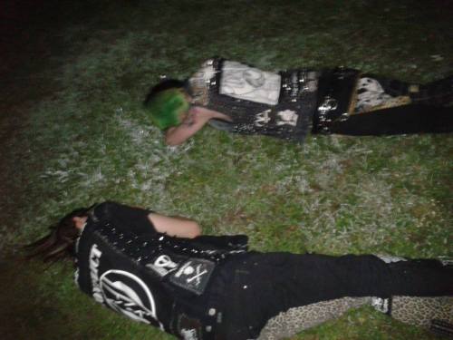 anarchyandcha0s:  takin a nap in a feild with rory (maybe a little drunk) ;)