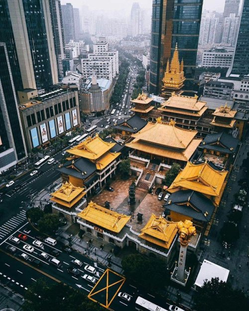 fuckyeahchinesefashion: temples in downtown area of chinese cities