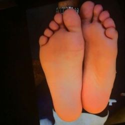 soleslover1988:  please reblog my gfs soles