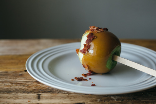 sweetoothgirl:   BACON CARAMEL APPLES   