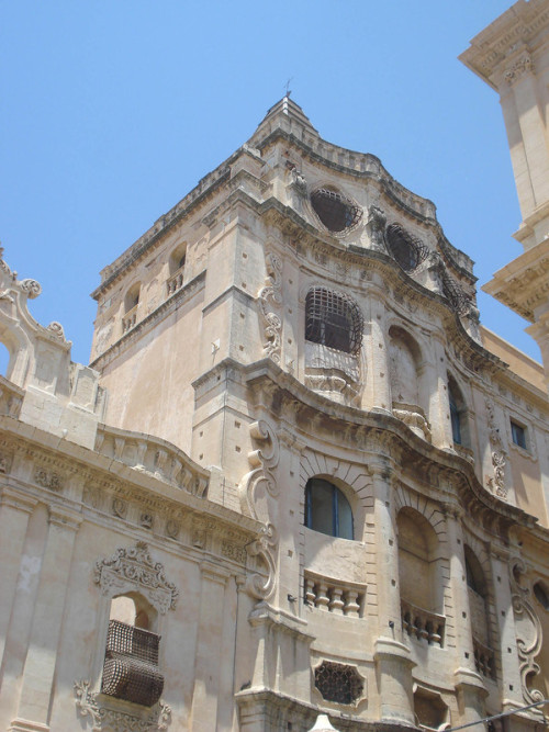 ferribotti:  Noto - Chiesa Santissimo SalvatoreUn complesso scenografico con Chiesa, monastero e seminario. La chiesa è un esempio del passaggio del tardo barocco siciliano che qui a noto fiorisce in nuovo neoclassicismo perdendo le immagini floreali,