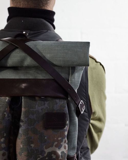 The pack is made from soft vegetable tanned full grain cowhide leather and water-repellent flecktarn