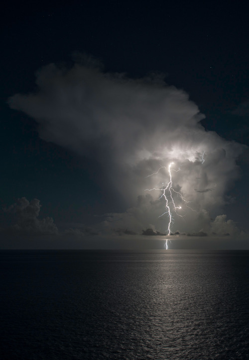 opticxllyaroused:   Ocean Lightning by Andre Kleynhans