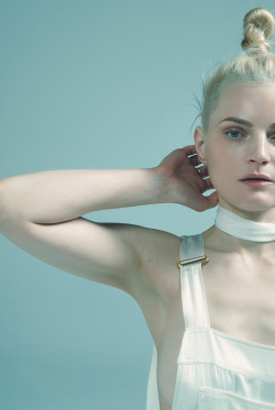 philoclea:  Guinevere van Seenus by Sofia