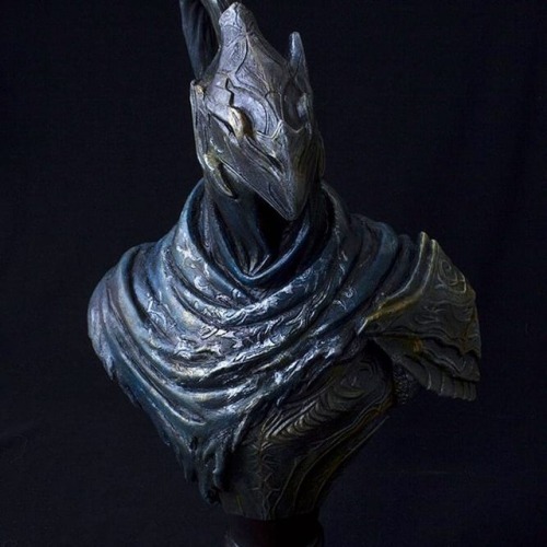 Holy crap! Friend @ren.less just did an incredible paint job of my Artorias piece *____* I’m b