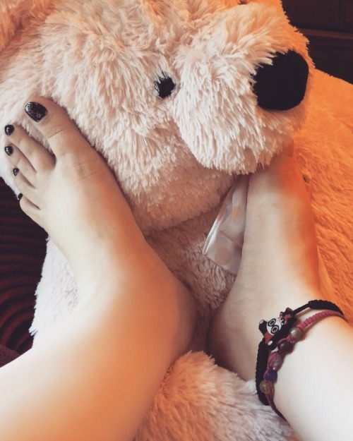 thefjqueen: Who wants a foot massage?