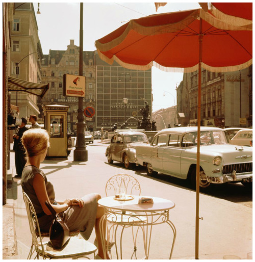 juipiter:the60sbazaar:Vienna street scene for a 1960s fashion magazine  