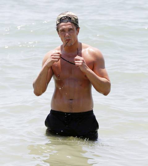fat-male-celebrities:  Such a soft and round peer shape 
