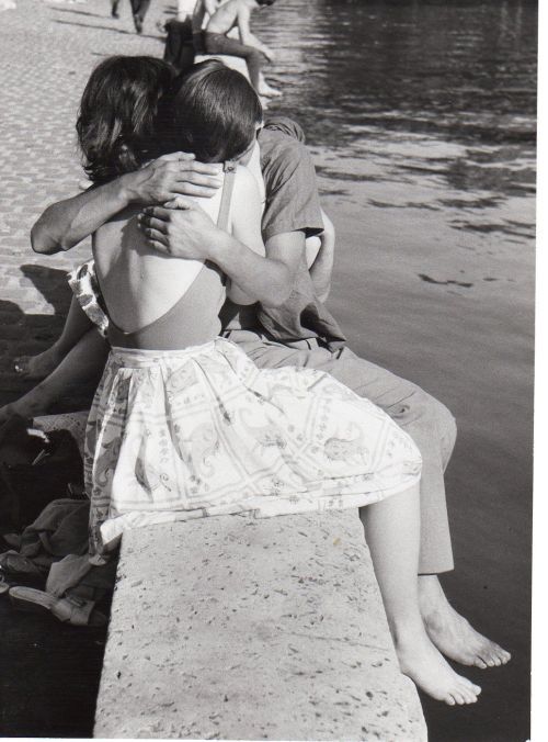 soleil-de-matin: Couple on a bank of the Seine, 1960