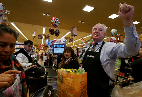 latimes | Los Angeles: Say goodbye to plastic bags
Starting with the new year, plastic bags will be banned from major grocery markets, with smaller stores to be forced to give up the bags starting in July. So L.A. residents be warned: Tomorrow is...