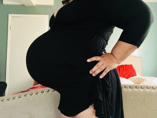 boobsandbabybumps:preggoalways: What woman doesn’t need a little black dress I don’t know, that dr
