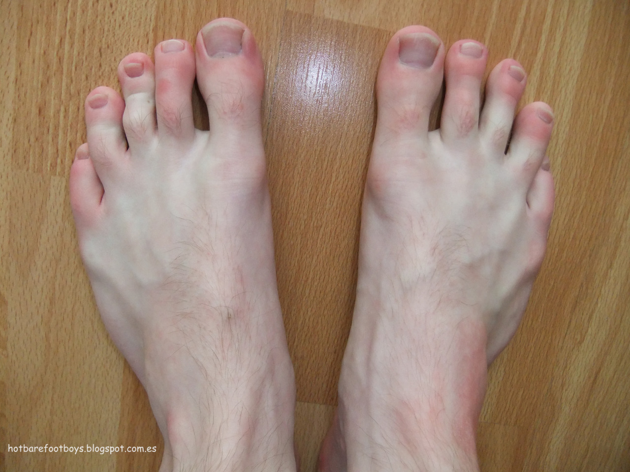 hotbarefootboys:  http://hotbarefootboys.blogspot.com.es http://solochanclasycalcetines.blogspot.com.es