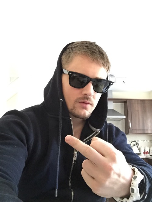 hellomasterjason:  Going clubbing in a minute or two. Guess who’s money I’ll spend.