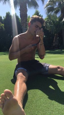 meyecandie:  Jack Gilinsky showing us feet soles hairy legs.. He’s fucking perfect 👌🏽