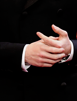 moonysoftt - onewrogue - Just because I love Tom’s hands so badly....