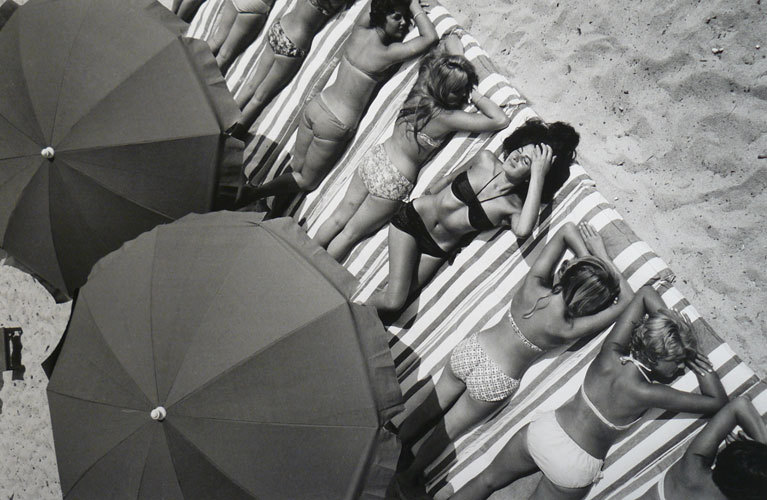 greeneyes55:  St. Tropez France 1959  Photo: Elliott Erwitt  