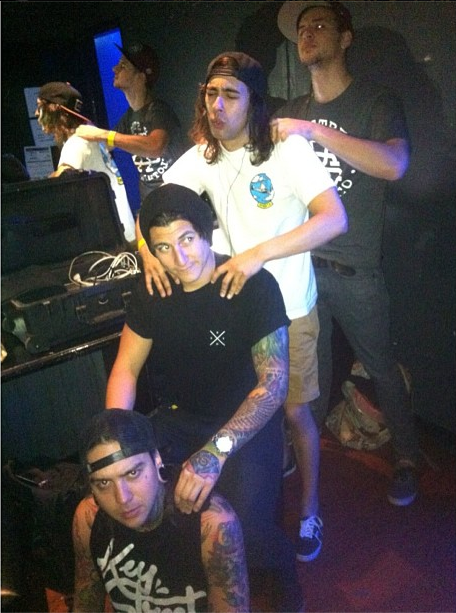 fallforbandimagines:  Vic’s gettin’ it good and Jaime’s not doing a very good job on Tony.