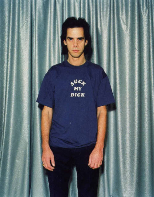 urlof:Nick Cave con una maglietta semplicemente perfetta.A breve è natale, ve lo ricordo.