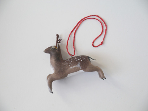 artisticmoods:  I would LOVE to see Emily Steele’s supercute ceramics hang around in my Christmas tree this year. More of her creations shared on the blog:http://www.artisticmoods.com/emily-steele/