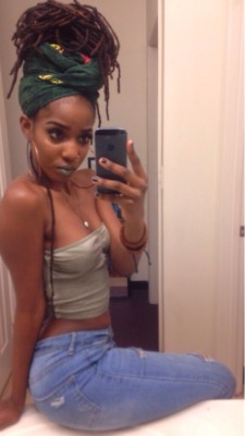 dollsofbeauty:  heroineheroine:  Man I look great … Look at my freaking skin and my hoops and my locs …  Dolls