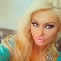 candyhousebimbos:  mastersbelladoll:  Fuck the eyelashes right off of me…  lots of time and effort to produce the perfect make-up
