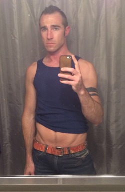 sextinguys:  This 6′3″ 174lbs gay daddy