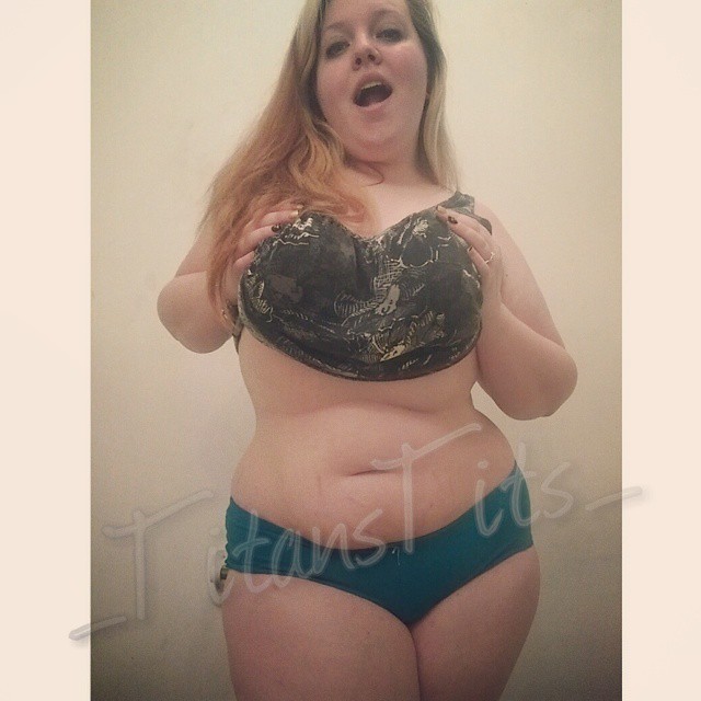 titantits92: Tell me what you think in one word when you see this pic ;) 👇👇👇