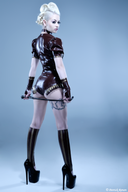 osisb:  Latex dressed fetish girl