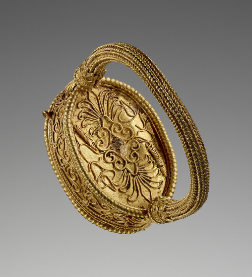 didoofcarthage:Gold box bezel ring with the hero Bellerophon riding Pegasus, attributed to the Santa