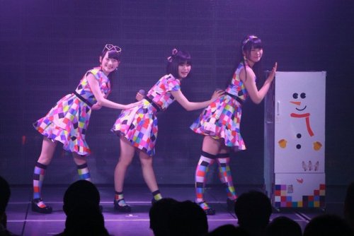 official_NGT48さんのツイート: 【小ネタ②】つぐみん（小熊倫実）、おかっぱ（高倉萌香）、アヤカニ（太野彩香）のユニット「話し相手は冷蔵庫」に登場する冷蔵庫。 劇場スタッフによるDIYです