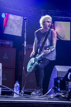 5secondsofsummer-network:  UHQ: 5SOS Performing