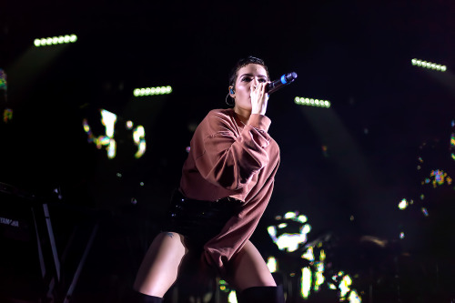 halseysource:  [HQ] Halsey performing at the Badlands Tour, Glasgow - 02.19.2016