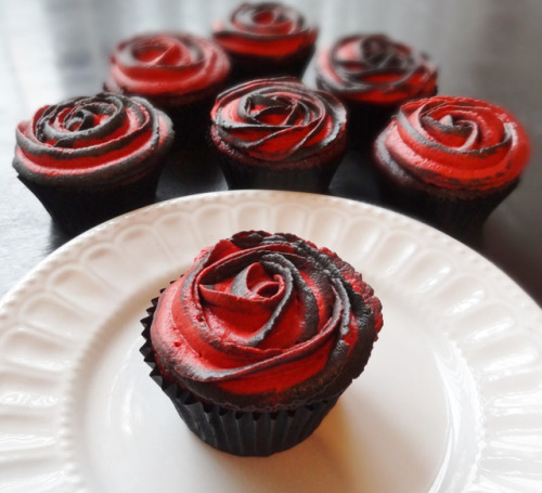 ugly–cupcakes:Halloween Two-Tone Rose Red Velvet Cupcakes
